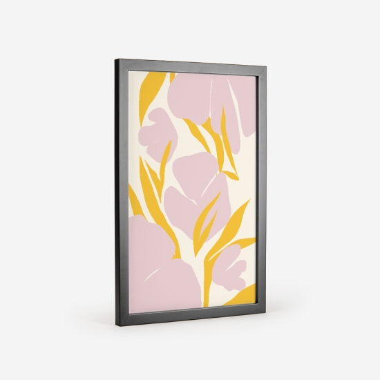 Poster de um arranjo floral com formas abstratas em tons de rosa e amarelo, representando flores e folhas num fundo claro. 3