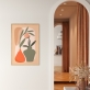 Poster minimalista de dois vasos. Um de cor laranja, com um pescoço fino, e outro verde-oliva, com um corpo mais amplo. Ambos com representações simplificadas de plantas. 1