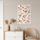 Poster de um padrão com flores estilizadas em tons de rosa, com centros mais escuros e folhas verdes, sobre um fundo bege claro. 1