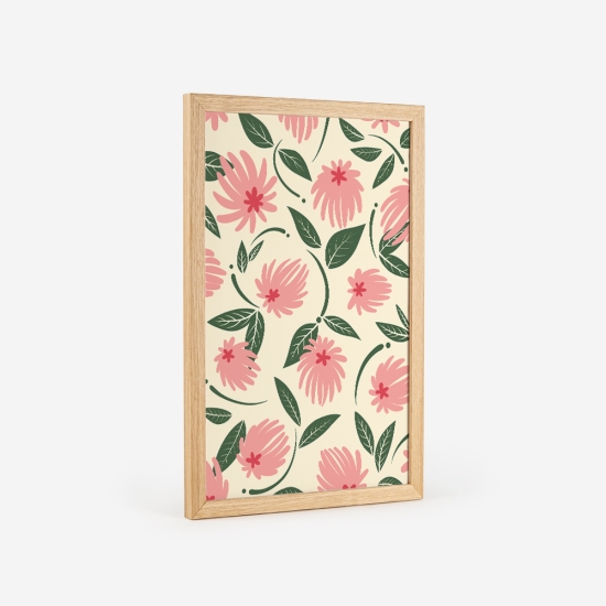Poster de um padrão com flores estilizadas em tons de rosa, com centros mais escuros e folhas verdes, sobre um fundo bege claro. 3
